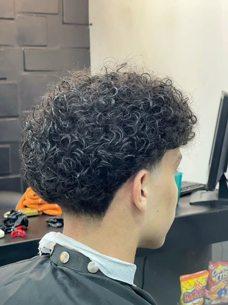 Low taper fade et cheveux bouclés Low taper fade et cheveux bouclés