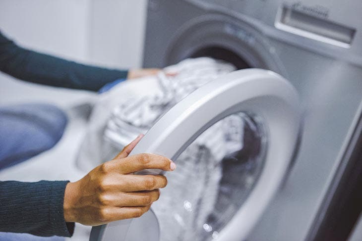 5 astuces pour débarrasser votre machine à laver de la moisissure