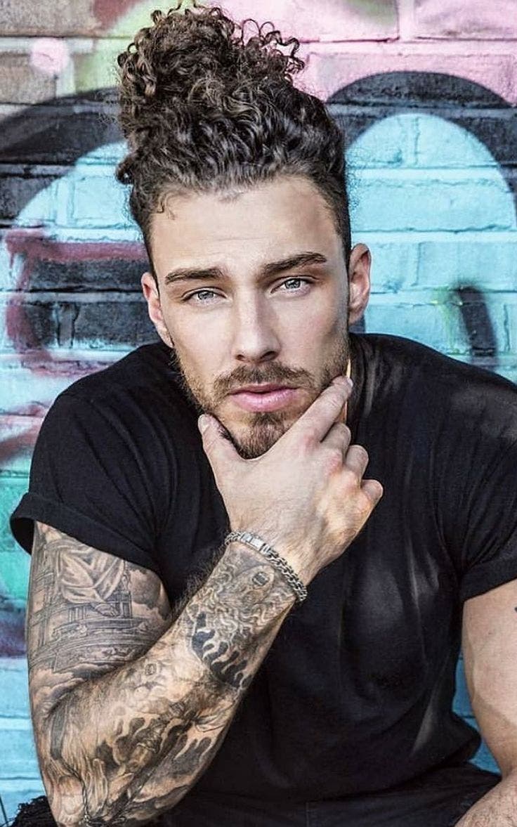 Man bun et boucles naturelles Man bun et boucles naturelles