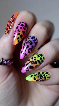 Manucure léopard multicolore fluo Manucure léopard multicolore fluo