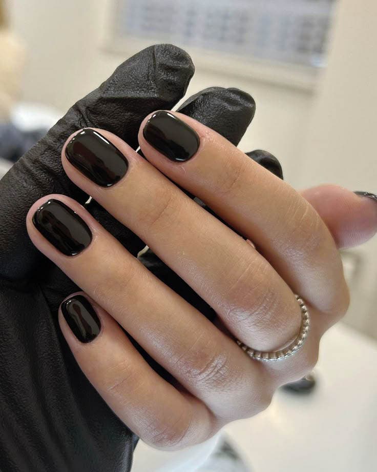 Manucure ongles courts et foncés Manucure ongles courts et foncés