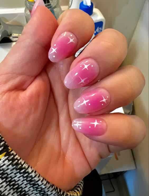 Manucure rose façon “Aura Nails”