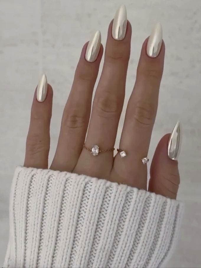 Manucure sur ongles amandes nacrés Manucure sur ongles amandes nacrés