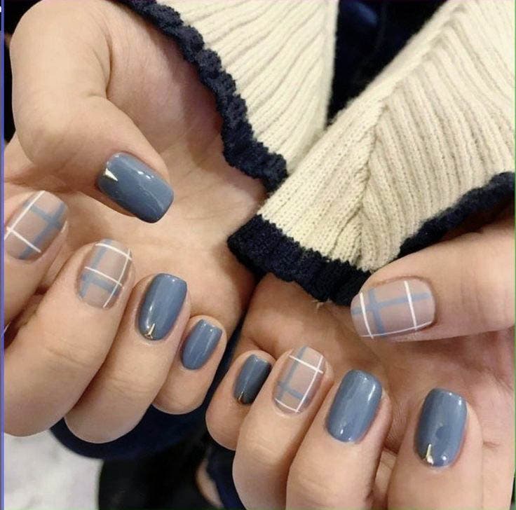 Manucure sur ongles courts avec des motifs à carreaux bleu façon burberry Manucure sur ongles courts avec des motifs à carreaux bleu façon burberry