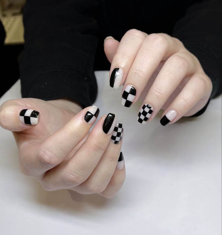 Manucure sur ongles courts avec des motifs à carreaux Manucure sur ongles courts avec des motifs à carreaux