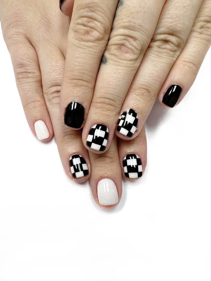 Manucure sur ongles courts avec des motifs à damier Manucure sur ongles courts avec des motifs à damier