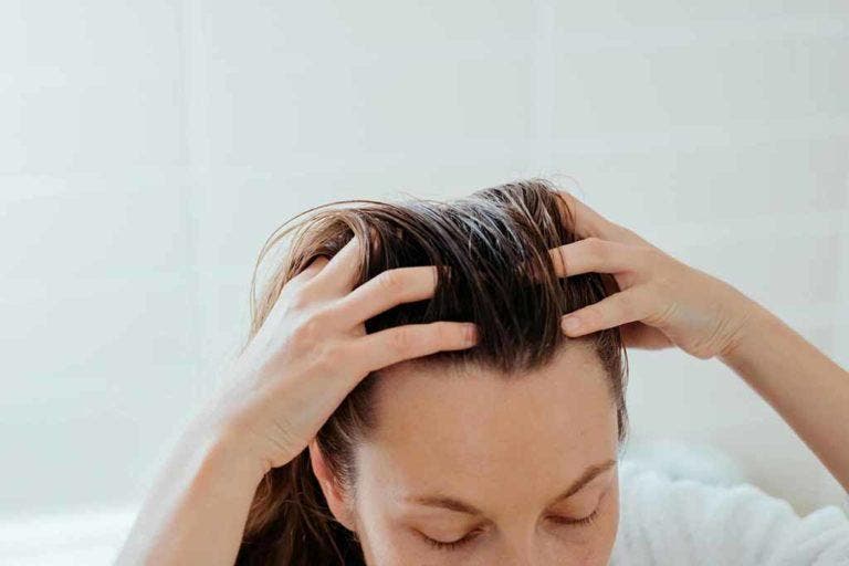 De combien de cm poussent les cheveux par mois
