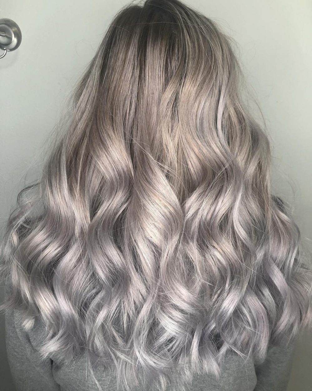 Mèche blonde ombré inversé