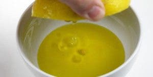 Mélangez du citron avec une cuillère d’huile d’olive