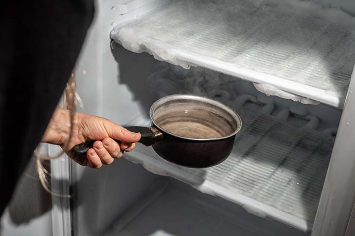 Método de bandeja para descongelar el congelador