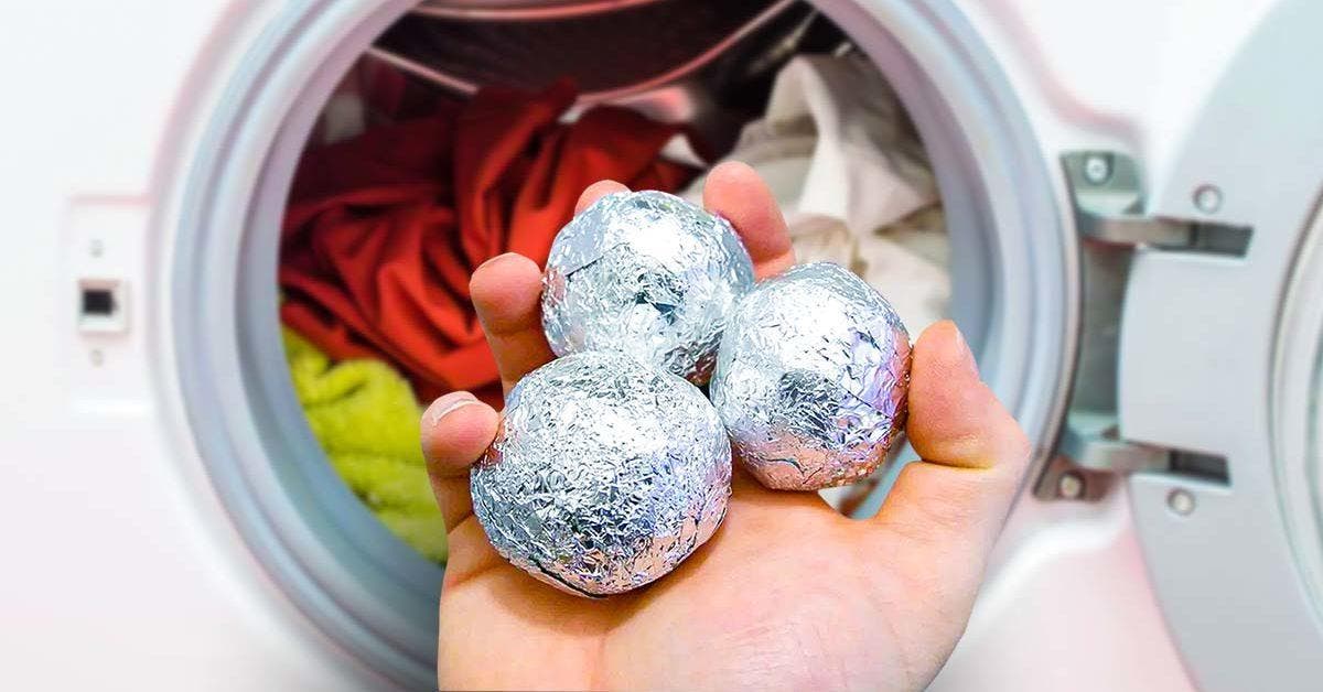 Mettez des boules de papier aluminium dans votre linge. De cette façon, vous économiserez beaucoup d’argent final
