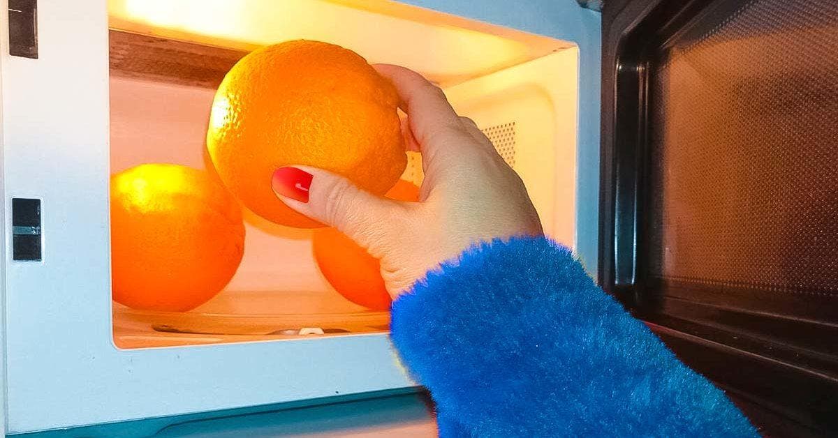 Mettez les oranges au micro-ondes avant de les peler001
