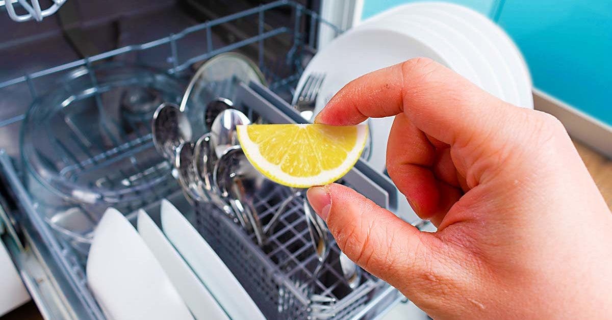 Mettez un demi-citron dans le lave-vaisselle, c’est l’astuce la plus utile pour le lavage001