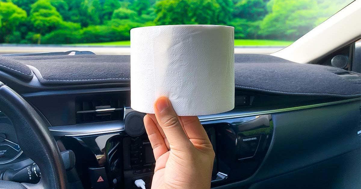 Mettez un rouleau de papier toilette dans la voiture001