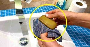 Mettez un savon dans une vielle chaussette -- cela résout l’un des plus grand problème de la salle de bain