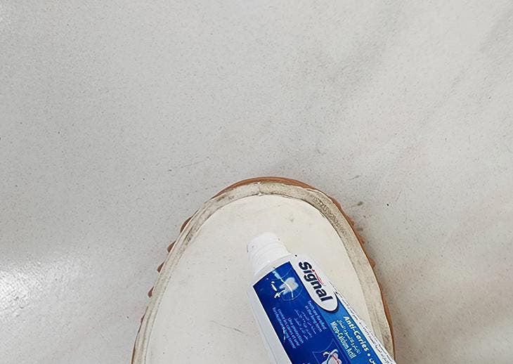 colocar pasta de dente nos sapatos
