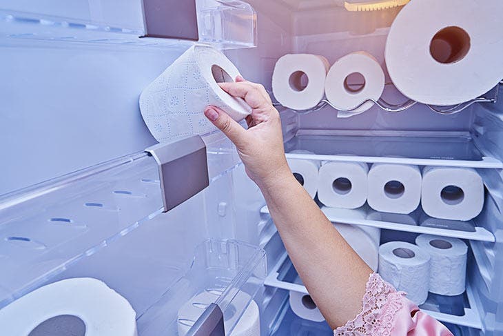 Mettre du papier toilette dans le réfrigérateur