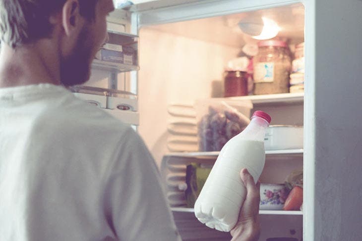 Mettre le lait dans le réfrigérateur