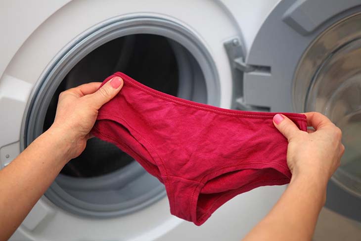 Pon la ropa interior en la lavadora.