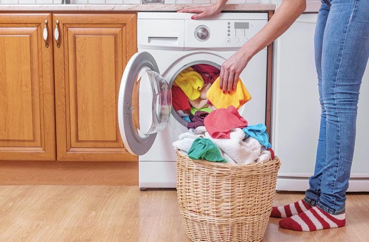 Çamaşır makinesine renkli giysiler koyun