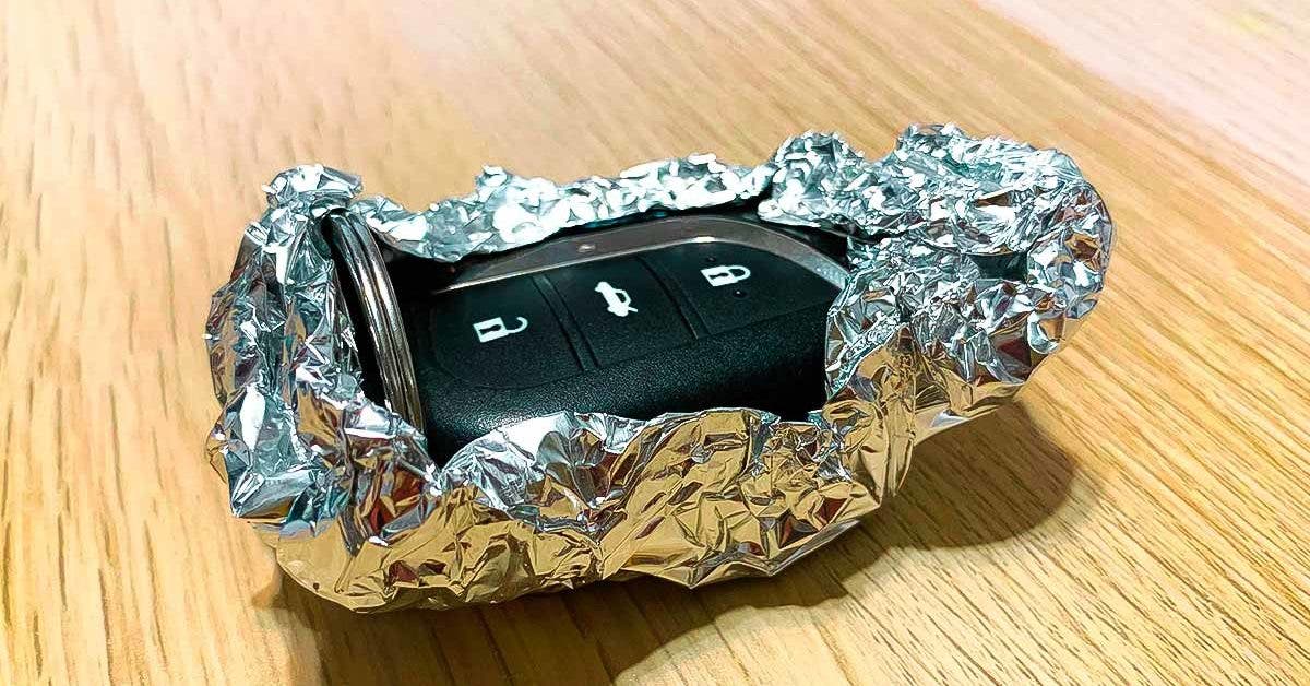 Mettre ses clés dans du papier aluminium vous évite le vol de votre voiture001