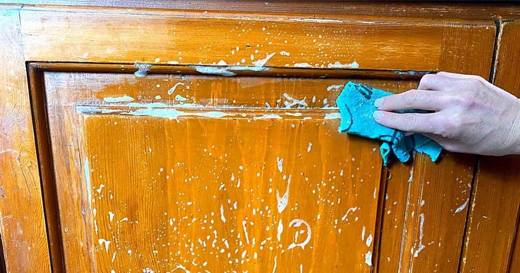 Comment nettoyer la graisse des meubles en bois de la cuisine ? 3 méthodes infaillibles