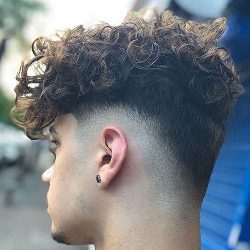 Mid taper en V sur cheveux bouclés Mid taper en V sur cheveux bouclés