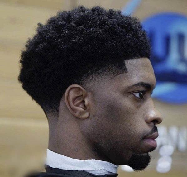 Mid taper sur cheveux noirs et frisés Mid taper sur cheveux noirs et frisés