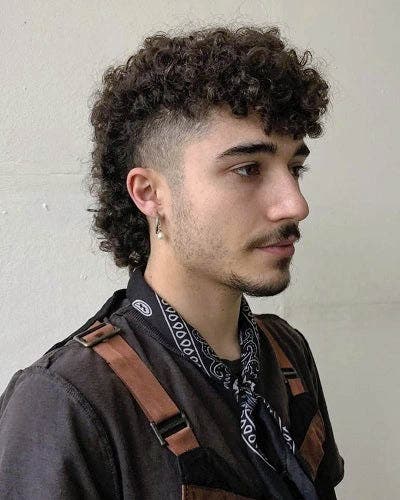 Mohawk bouclé et taper mi-effilé Mohawk bouclé et taper mi-effilé