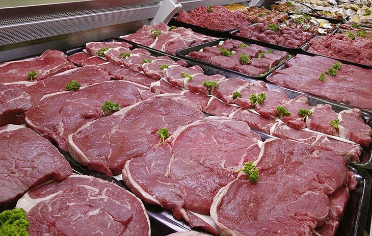 Morceaux de viande exposés à la vente