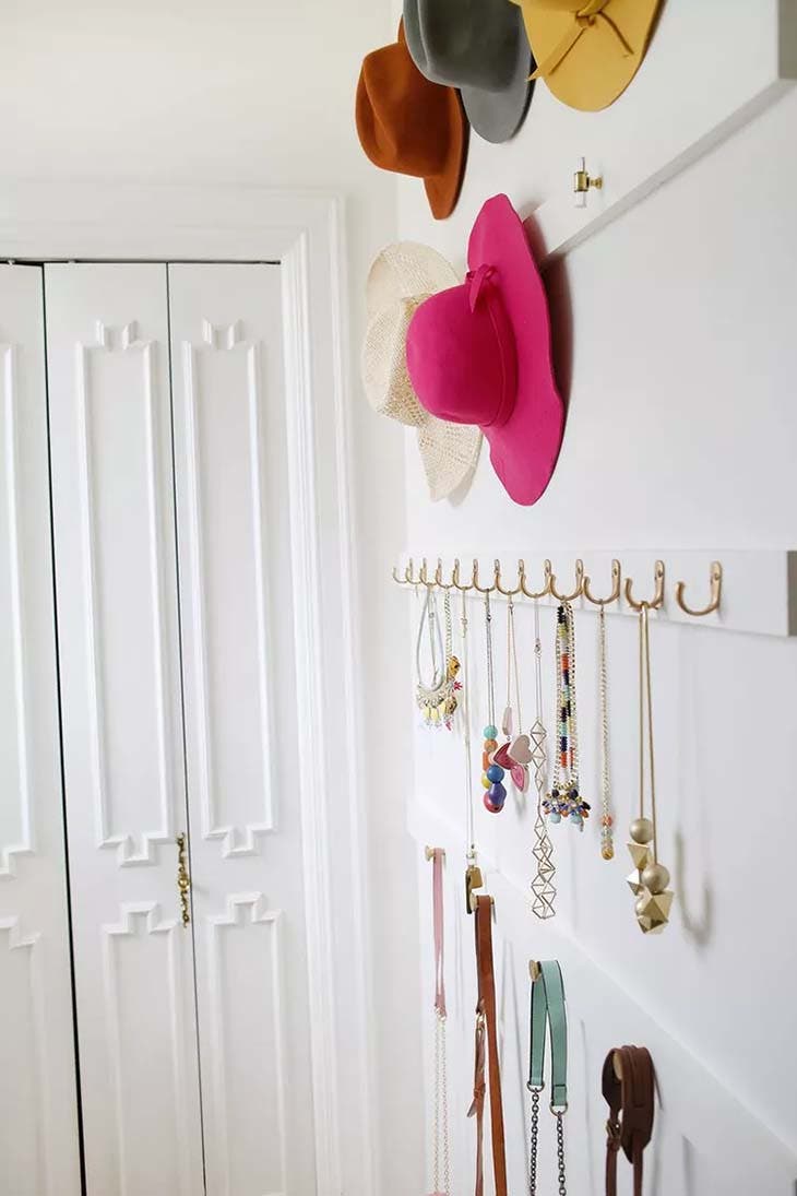 Pared con varios ganchos y accesorios.