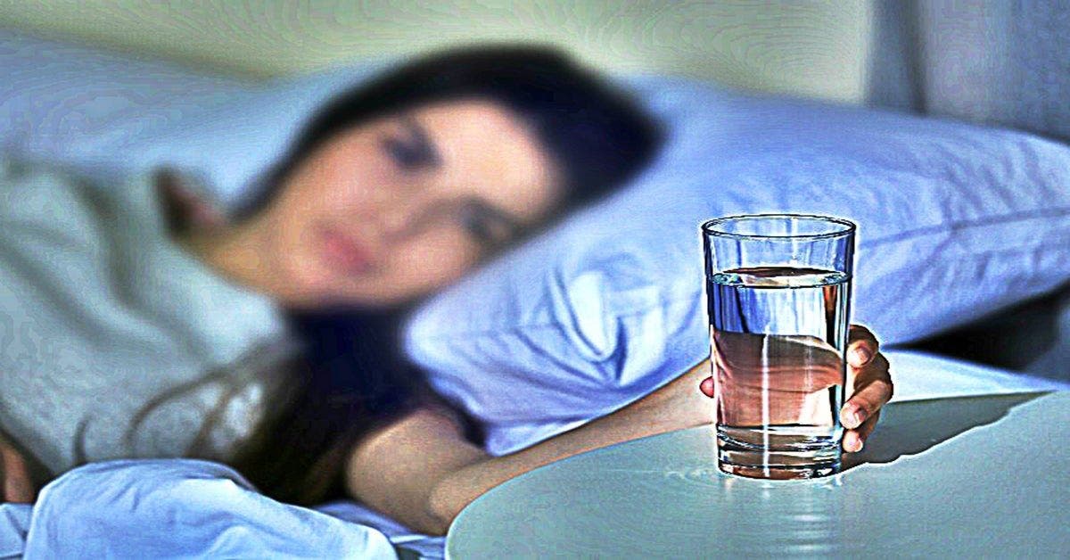 Ne laissez plus un verre d'eau à côté de votre lit quand vous dormez