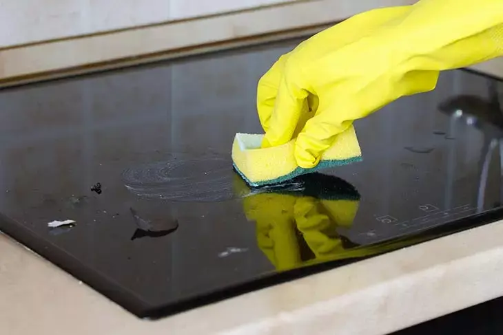 5 cose che non dovresti mai pulire con il bicarbonato di sodio 3 Non utilizzare su piani cottura in vetroceramica