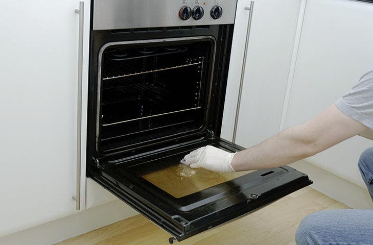 Cleaning the oven door
