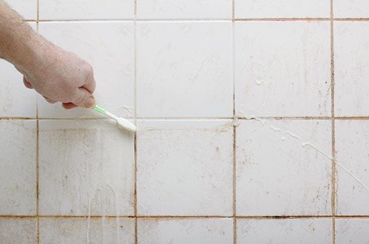 Limpiar la lechada y los azulejos del baño con un cepillo de dientes