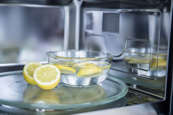 Limpiar un microondas con agua y limón