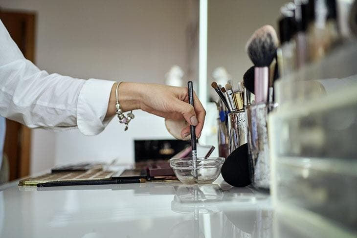 Limpiar una brocha de maquillaje