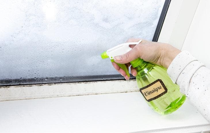 Limpia los marcos de las ventanas con vinagre blanco