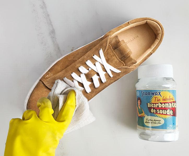 Comment nettoyer des chaussures en daim avec du bicarbonate de soude ?
