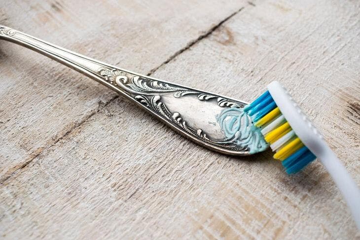 Cleaning silverware with toothpaste