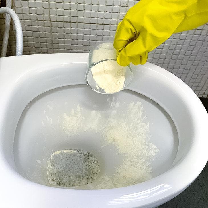 Nettoyer et détacher les toilettes avec le bicarbonate de soude
