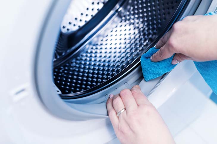 Vyčistěte těsnění pračky