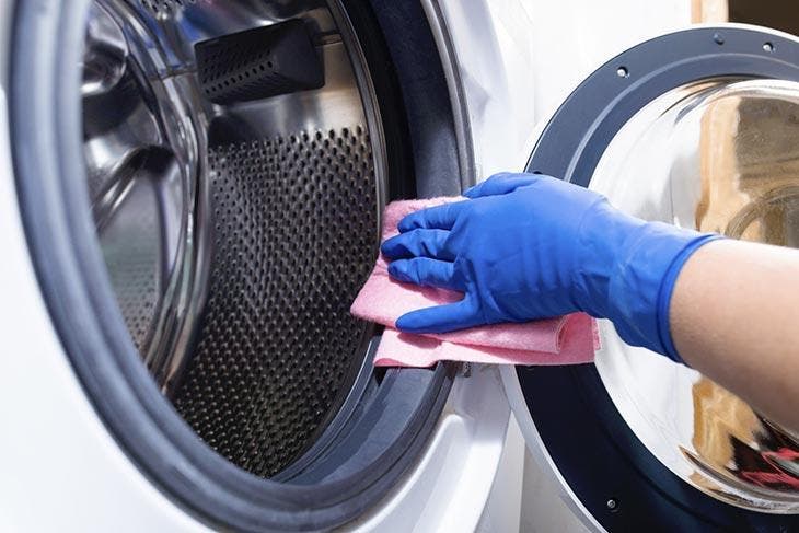 Cleaning the washing machine with a cloth