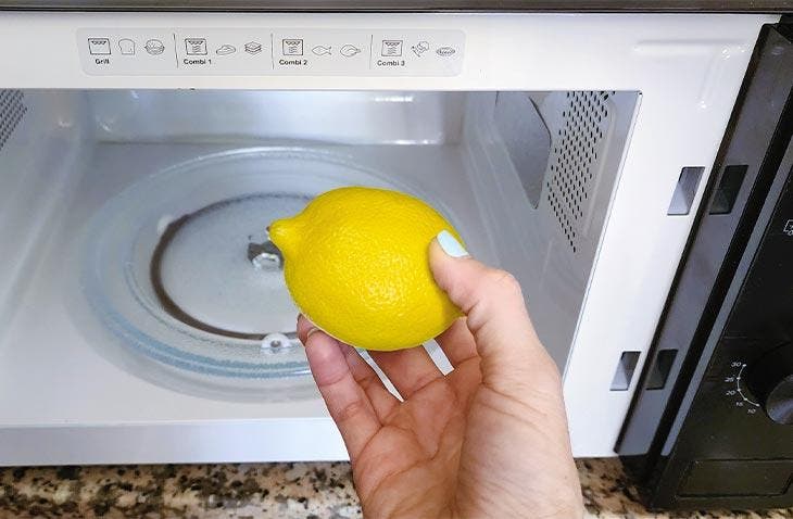 Limpiar el microondas con un limón
