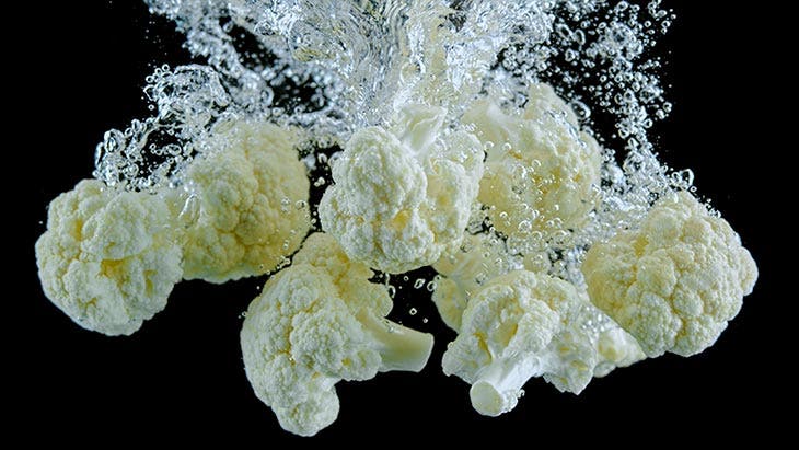 Clean cauliflower florets in vinegar water