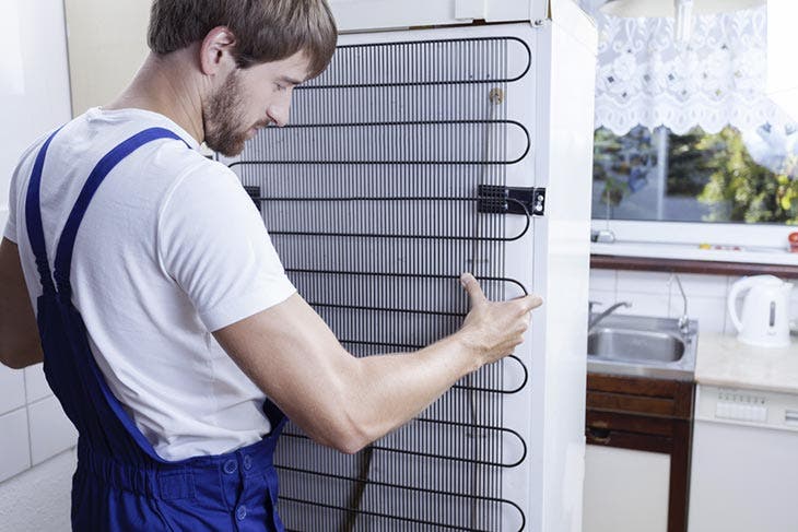 Nettoyer les grilles du réfrigérateur