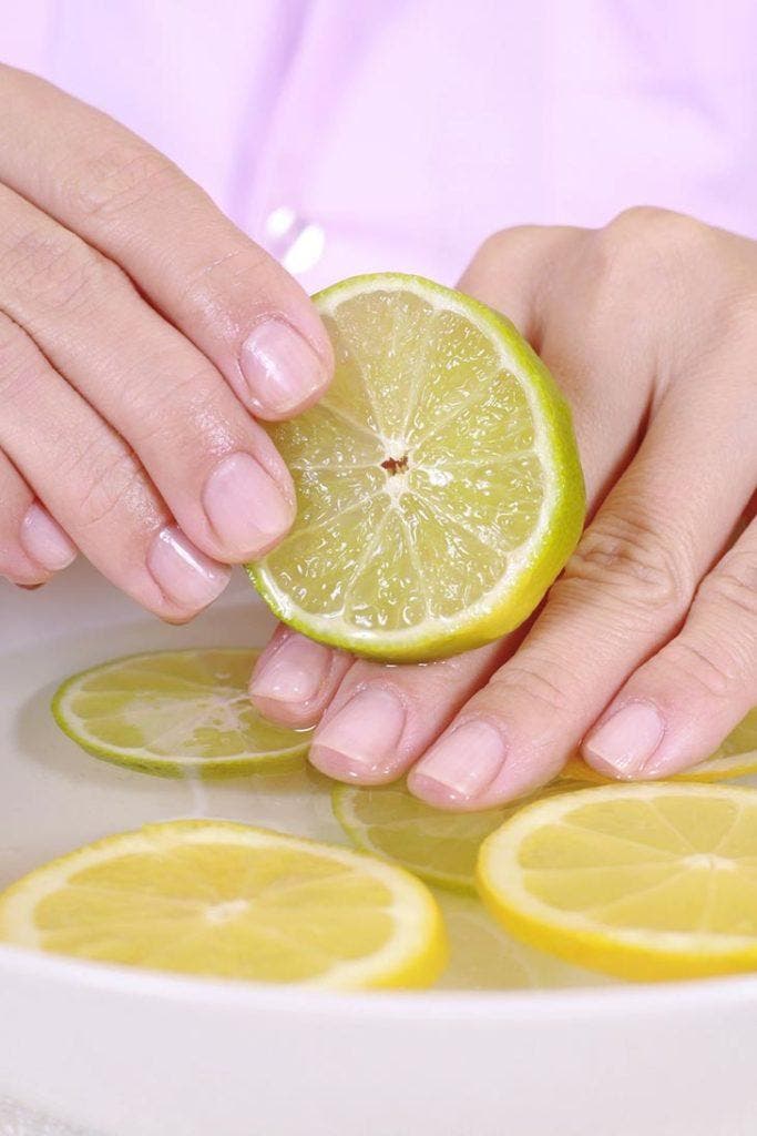 Comment nettoyer, blanchir et fortifier vos ongles