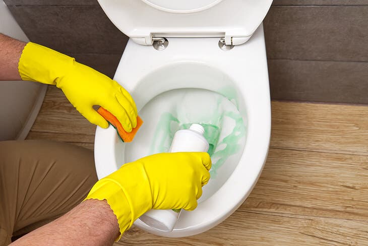Nettoyer les toilettes 9 - Mettez le papier toilette imbibé de vinaigre dans les toilettes et laissez-le reposer toute la nuit. L'effet est incroyable