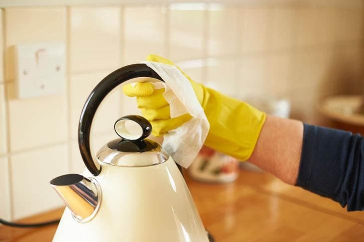 Comment nettoyer et détartrer une bouilloire avec du vinaigre blanc ? :  Femme Actuelle Le MAG
