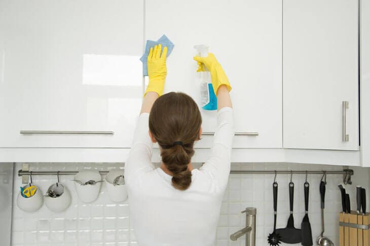 Limpiar los armarios de la cocina